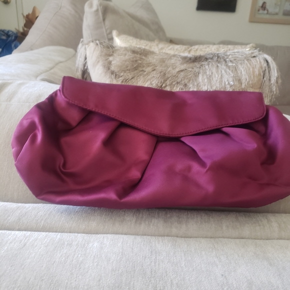 Beautiful Tuxedo Bow Style 4 inch Wine Satin Nine West Pump and Clutch Set - Picture 9 of 10
